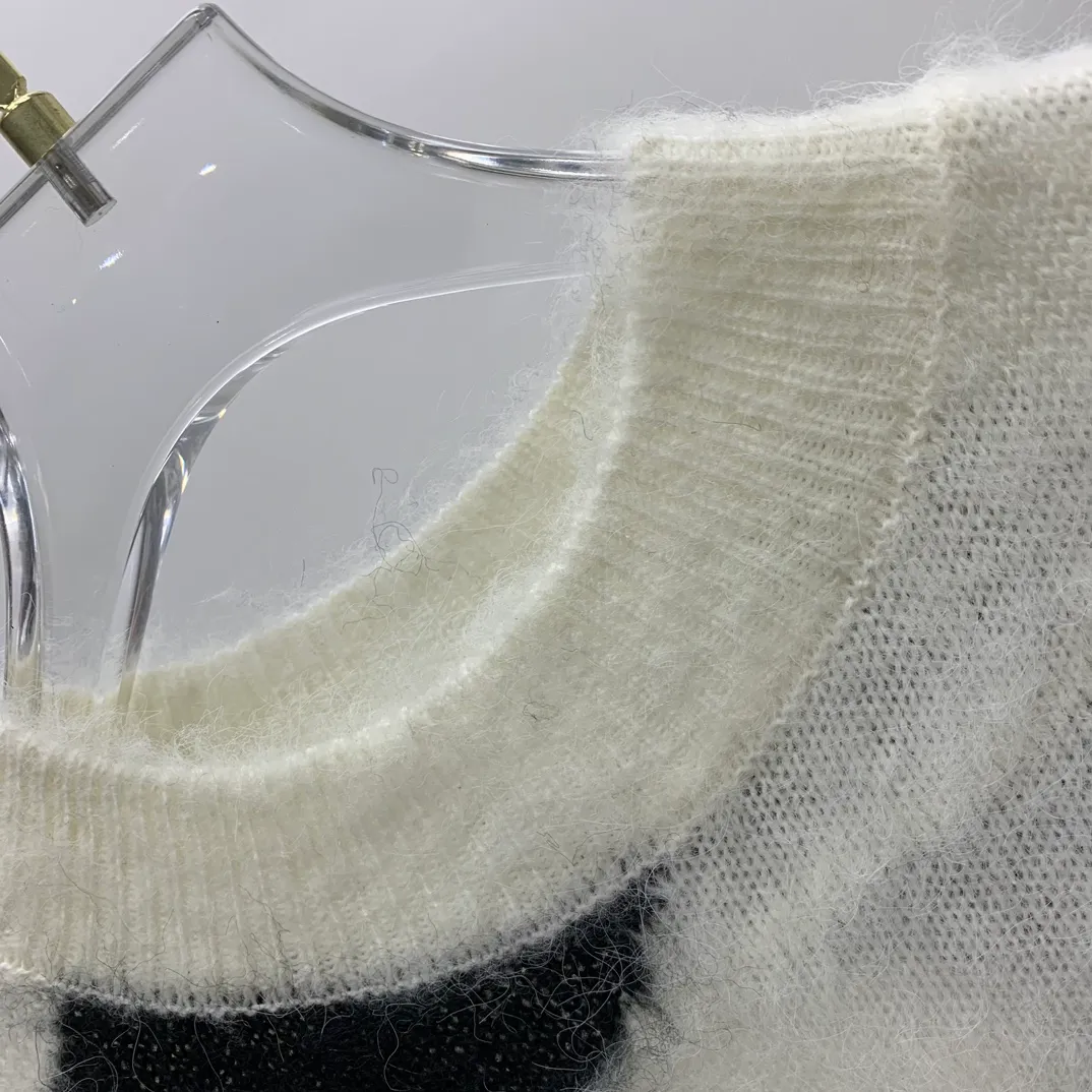 New top tested version OFFWHITE (OW) gradient mohair striped arrow sweater hoodie gradient rendering arrow couple sweater Mohair (English Mohair; Turkish: MUKHYAR) refers to the coat of Angora goats, also known as Angora goat hair. The name comes from Turkish, meaning "the best hair". It has good elasticity, pressure resistance and special luster. It is an excellent raw material for making plush fabrics and one of the most advanced animal textile fiber raw materials in the world market. Mohair has a shape similar to long wool. The fiber surface is smooth, strong luster, high strength, good elasticity, less curl, and easy to wash. Mohair can be used in jacquard blankets, long-haired coats and high-gloss wool fabrics. Mohair sweaters from ow are released every year🛒 The same style and ever-changing colors. There is really no girl who doesn’t love it. It is super suitable for wearing under a down jacket in winter without being bulky! If the lower body is missing, their favorite os version🙋🏻‍♀️ intuitively adds natural softness and fairy beauty effect, which is the best choice! The upper body is lightweight and does not weigh down the body while keeping warm. The sleeves and the gradient arrow parts on the back are repeatedly patterned until the gradient level is satisfied before large-scale products are released. The craftsmanship is extremely demanding. Each sweater is woolen at least ten times to give it a plush, thick feel and good fluffiness! ✅ Fabric composition: 50% mohair 32 spandex 18% wool, three-level anti-pilling Color: black and white gradient Sizes Mohair is lighter and softer, so be careful not to machine wash it, not machine washable! ! emphasize! !  ⚠️Hand wash with warm water and cold water P:440